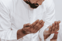 Seorang lelaki Muslim sedang mengangkat kedua-dua tangan sambil berdoa.