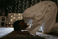 Seorang lelaki sedang bersujud ketika menunaikan solat malam