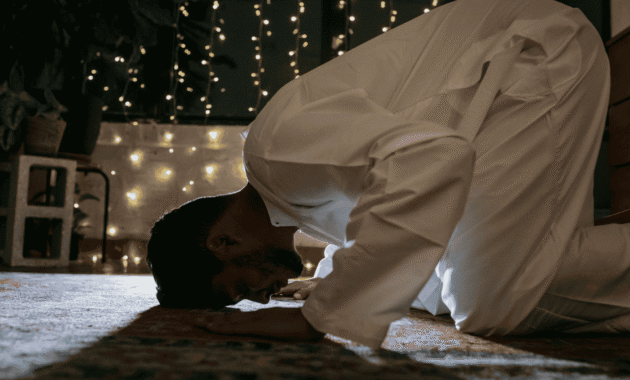 Seorang lelaki sedang bersujud ketika menunaikan solat malam